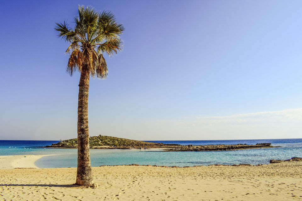 La station balnéaire d’Ayia Napa avec la plage de Nissi