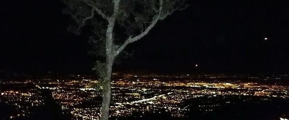 Photo de Gabriel P Chacon sur Wikipedia Ville de Santa Ana au Costa Rica la nuit
