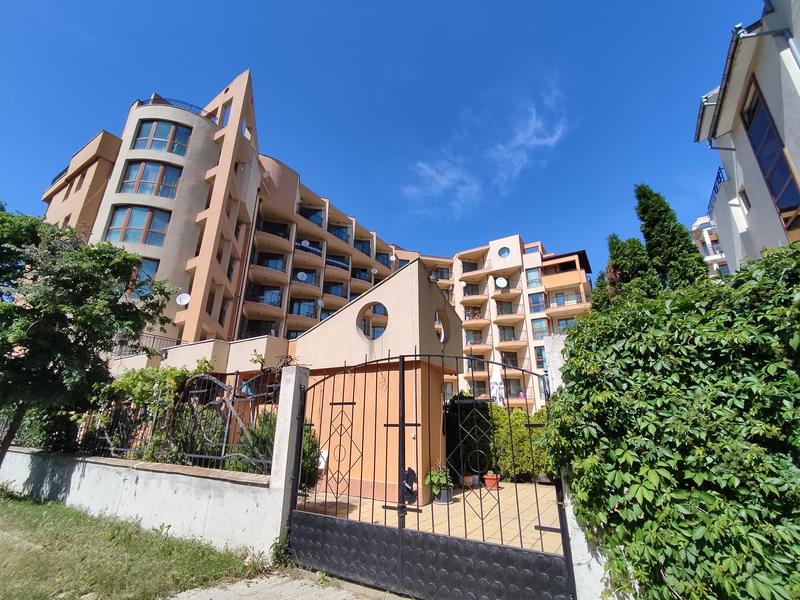 Immeuble à plusieurs étages situé à Sunny Beach, en Bulgarie, représentant les opportunités d'investissement immobilier sur la côte. 