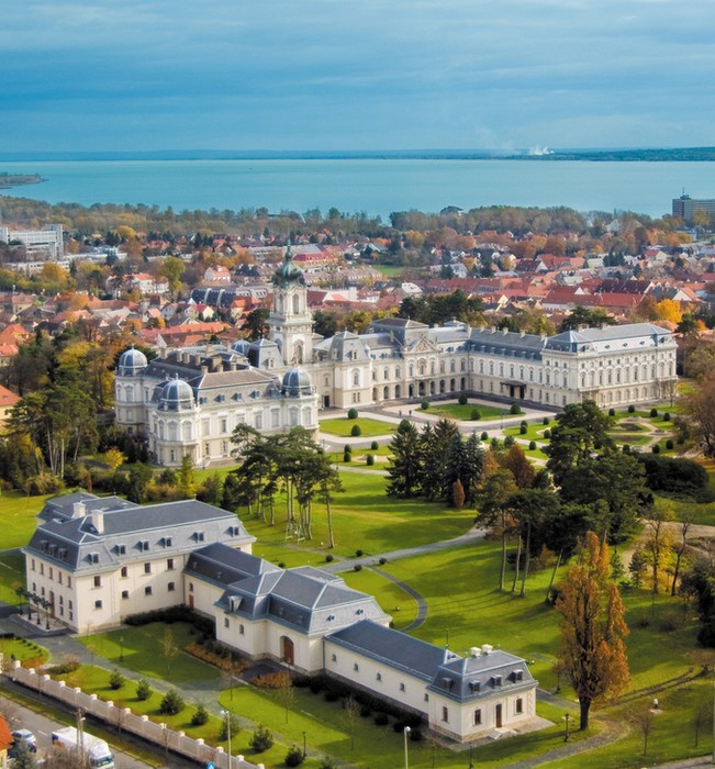 Le Château et le lac balaton derrière