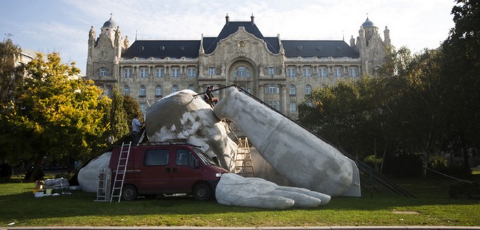 Sculpture géante Place Szechenyi à Budapest